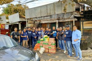 Ormas Per-maskot memberikan bantuan berupa sembako dan sedikit uang kepada korban kebakaran