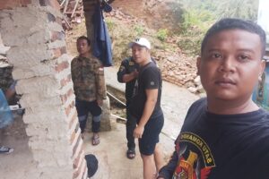 Ketua Grib PAC Grogol, Mendatangi di Lokasi Rumah Warga Yang Roboh Dampak Hujan Angin, Kelurahan Gerem