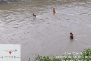 Arungi Derasnya Sungai, Polsek Tanah Jawa dan Warga Temukan Jenni yang Terseret Arus Sungai