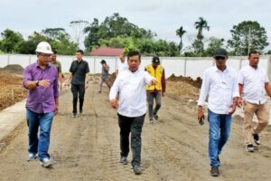 Bupati Radiapoh Meninjau Progres Pembangunan Stadion Mini Pematang Raya
