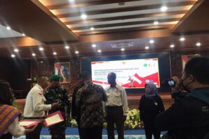 44 eks pejuang Timor timur diprovinsi Kalimantan timur dapat piagam penghargaan penghargaan dan pin patrot bela negara