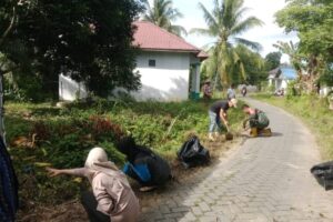 Bersama Babinsa dan Bhabinkamtibmas, Warga Mandingin Sukses Gelar Gotong Royong Bersih-bersih Lingkungan