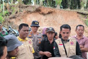 Solidaritas Tinggi, Polres Simalungun Bersama Masyarakat Evakuasi Pasangan Suami Istri Tewas, Korban Banjir Bandang