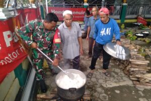 Babinsa Labuan Amas Utara Bantu Masak di Rest Area Haul Guru Sekumpul