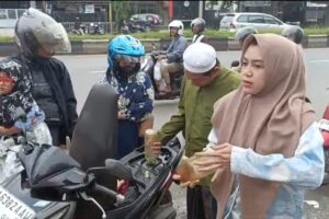 Advokat P3HI Peduli membagikan Bingkisan dan BBM Kepada Jema”ah Haul Guru Sekumpul Yang Menuju Martapura.
