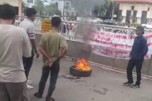 Masyarakat Kmp.Tabalar Muara (Aliansi Pemuda Tabalar Kab.Berau) Lakukan Aksi Di Kantor Bupati Berau, “Pabrik Sawit PT. Pesona Sawit Abadi Di Duga Kangkangi Aturan”.