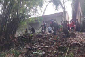 Koramil Batang Alai Selatan Gelar Aksi Bersih, Edukasi Siswa SDN Surapati tentang Pentingnya Kebersihan Lingkungan