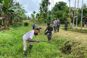 Satgas Pamtas Yonif 144/JY sebagai Pelopor Karya Bhakti Bersihkan jalan perlintasan kampung Assikie
