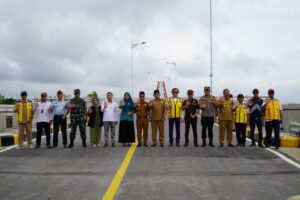 Dandim 1208/Sambas Dampingi Bupati Sambas Laksankan Pembukaan Lalu Lintas (Open Traffic) Jembatan Sungai Sambas Besar