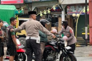 Masyarakat Menerima Takjil Dari Satlantas dan Binmas polres Sambas Untuk Berbuka Puasa