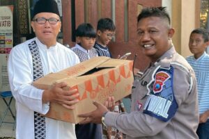 Kepedulian di Bulan Suci: Sat Samapta Polrestabes Surabaya Berbagi Takjil untuk Masyarakat
