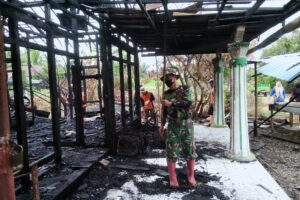 TNI Turun Tangan, Bersihkan Puing Kebakaran di Barabai Barat