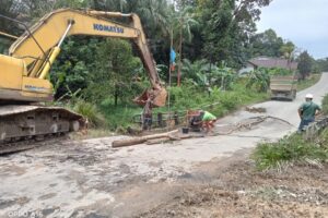 Sempat Putus, Jembatan Antar Provinsi Akhirnya Diperbaiki PT. SBW