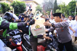 Masyarakat Antusias Saat Kapolri Turun Langsung Berbagi Takjil