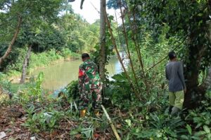 Koramil 1002-07/Batu Benawa, Bersihkan Makam Wujud Bakti Pada Masyarakat