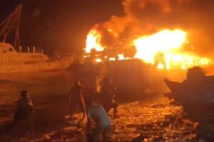 Warga Panik, Galangan Kapal Milik PT Timas Merak Dilalap Si jago Merah Kecamatan Pulomerak Kota Cilegon