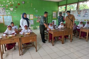 Babinsa Kodim 1002/HST Turut Sukseskan Program Makan Bergizi di Hulu Sungai Tengah