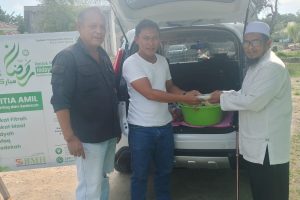 Raih Berkah di Hari Jum’at, Haji Suci Bagikan 200 Paket Makanan