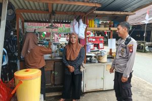 Temui Pedagang dan Pengendara, Polsek Mandor Bagikan Pesan Kamtibmas