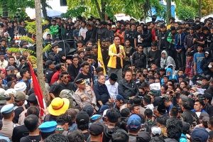 Aksi Damai Di Depan Gedung DPRD Kalsel Dengan 7 Tuntutan Yang Disampaikan.