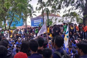 Demo Damai Di Depan Kantor DPRD Prov. Kalsel merupakan Suatu Percontohan Bagi Prov. Lainnya.