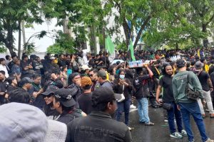 Demo Damai Di Depan Kantor DPRD Prov. Kalsel merupakan Suatu Percontohan Bagi Prov. Lainnya