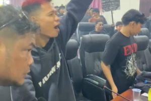 Berbagai Elemen bergabung dalam Aliansi Kayong Utara Berdemo di kantor DPRD Kayong Utara pada