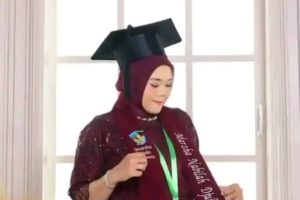 PROFIL. Marzha Nabilah Djuhandini, S.H. Selain Pengakuan Kompetensi, Kesarjanaan Juga Adalah Capaian dan Kebanggaan Orang Tua
