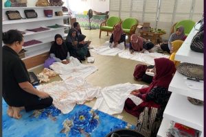 Batola Latih 10 Pengrajin Sasirangan, Ketua Dekranasda Pantau Tiap Hari