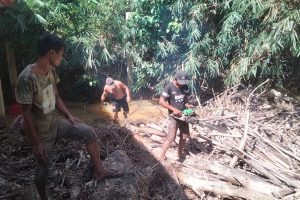 Sampah Menumpuk, Warga Gotong Royong