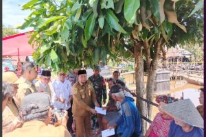 Bupati Batola H. Bahrul Ilmi Serahkan Bantuan Untuk Korban Kebakaran Di Sei Sungai Tampung Kelurahan Lepasan.
