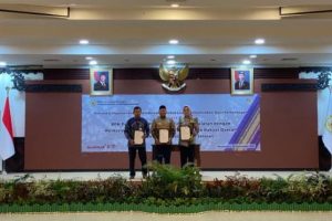 Barito Kuala Raih Peringkat 2 TLRHP Semester I 2025, Bupati Bahrul Ilmi Tandatangani Komitmen Bersama dengan BPK.