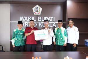 Wabup Batola Herman Susilo Serahkan Dua Beasiswa Kuliah Luar Negeri