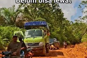 Maklumat Camat Mentaya Hulu Soal Tertundanya Perbaikan Jalan Akibat Cuaca.