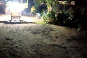 Diduga Mobel pengangkutan tanah jenis dam t-rex di salaguna kan,sopir nya untuk Ngerit minyak di SPBU pegayut.