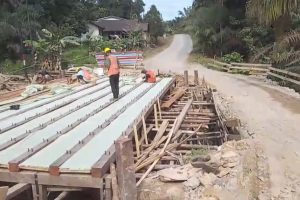 Pemprop Akhirnya Turun Langsung Perbaiki Jembatan Rusak