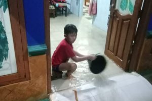 Lurah Sukmajaya dan Camat Jombang Meng, eksekusi Warga Lingkungan Keranggot Yang Terdampak Banjir