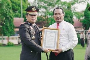 Kapolres Jombang Pimpin Upacara Penganugerahan Tanda Kehormatan Satyalancana Pengabdian bagi Personel Polri