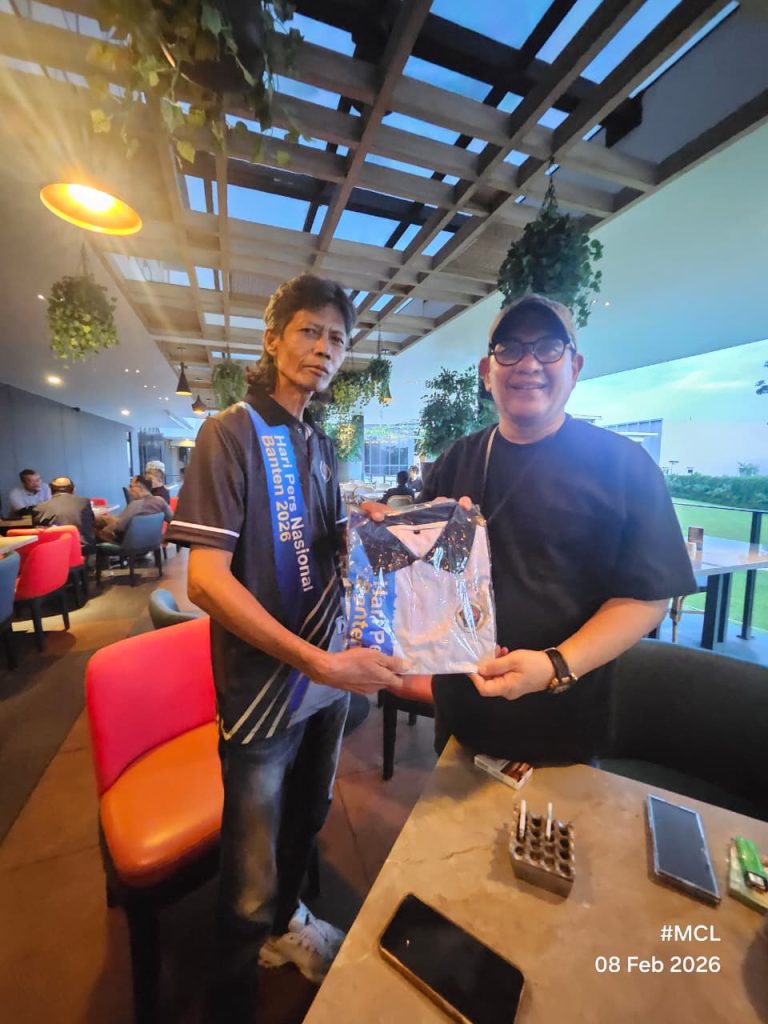 Wartawan Kalbar Serahkan Kaos HPN 2026 di Banten, Sekjen PWI Pusat Apresiasi Dukungan Daerah