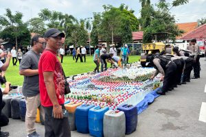 Polres Jombang Musnahkan Lebih Dari 12 000 Botol miras menjelang. ramadan 1447 H