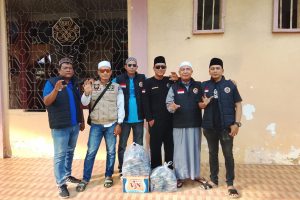 Kegiatan Sosial Forum Cakar Sriwijaya Sumsel Membagikan Takjil di bulan Suci Ramadhan