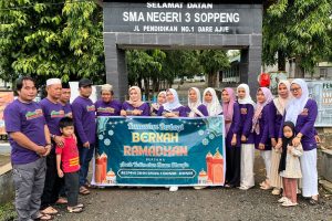 Aksi “Hadang” Pengguna Jalan, Alumni 2001 SMAN 3 Soppeng Bagi-Bagi Ratusan Takjil dan Paket Donasi.