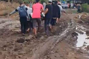 Ambulans Tak Bisa Lewat, Jenazah Warga Terpaksa Digotong Akibat Jalan Rusak di Sabak Timur