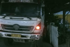 PT Bangun Beton Belum Ada Penyelesaian Kepada Pemilik Korban Yang Ditabrak Bangunan Rumahnya Di Desa Labuan Kab Serang.