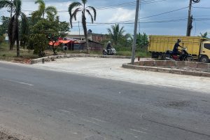 Besi Pipa Tertancap di Putaran Jalan HM. Noerdin Pandji Resahkan Warga