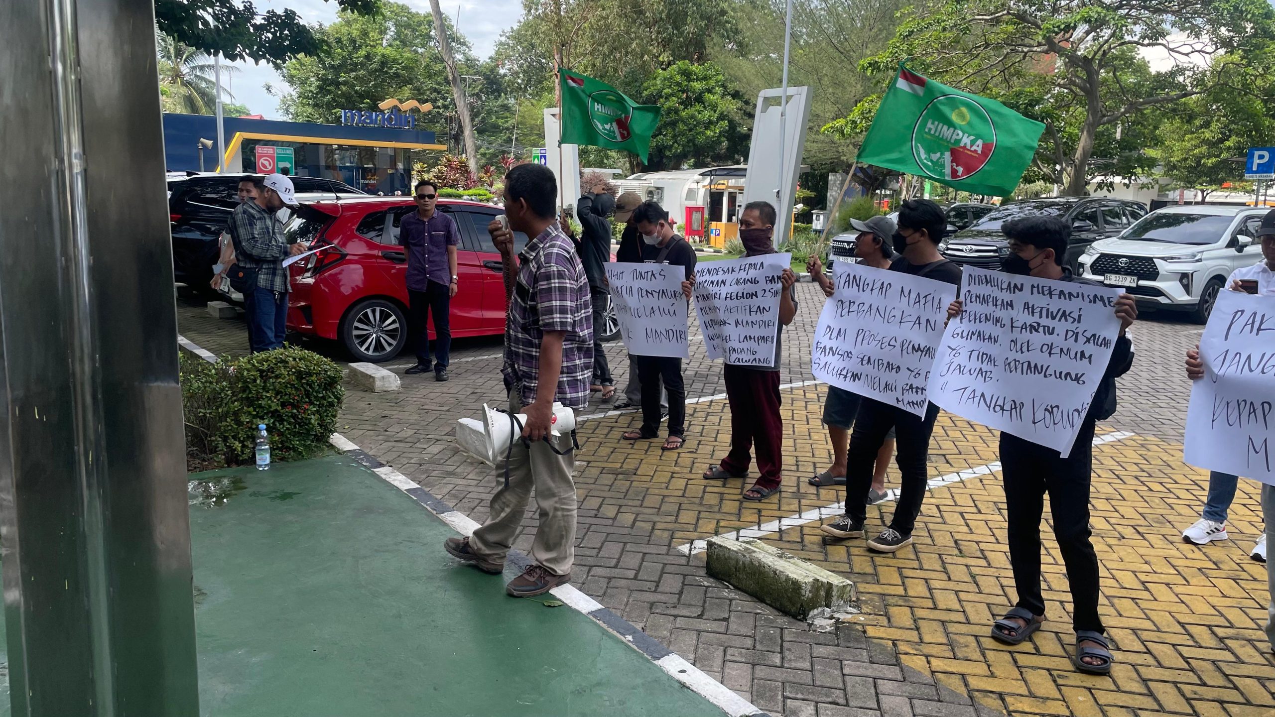 Aksi Protes HIMPKA Sumsel: Minta Bank Mandiri Bertanggung Jawab atas Dugaan Penyimpangan Bansos