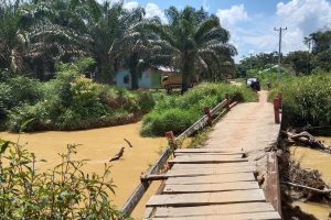 Miris…!! Warga Terpaksa Terjang Banjir