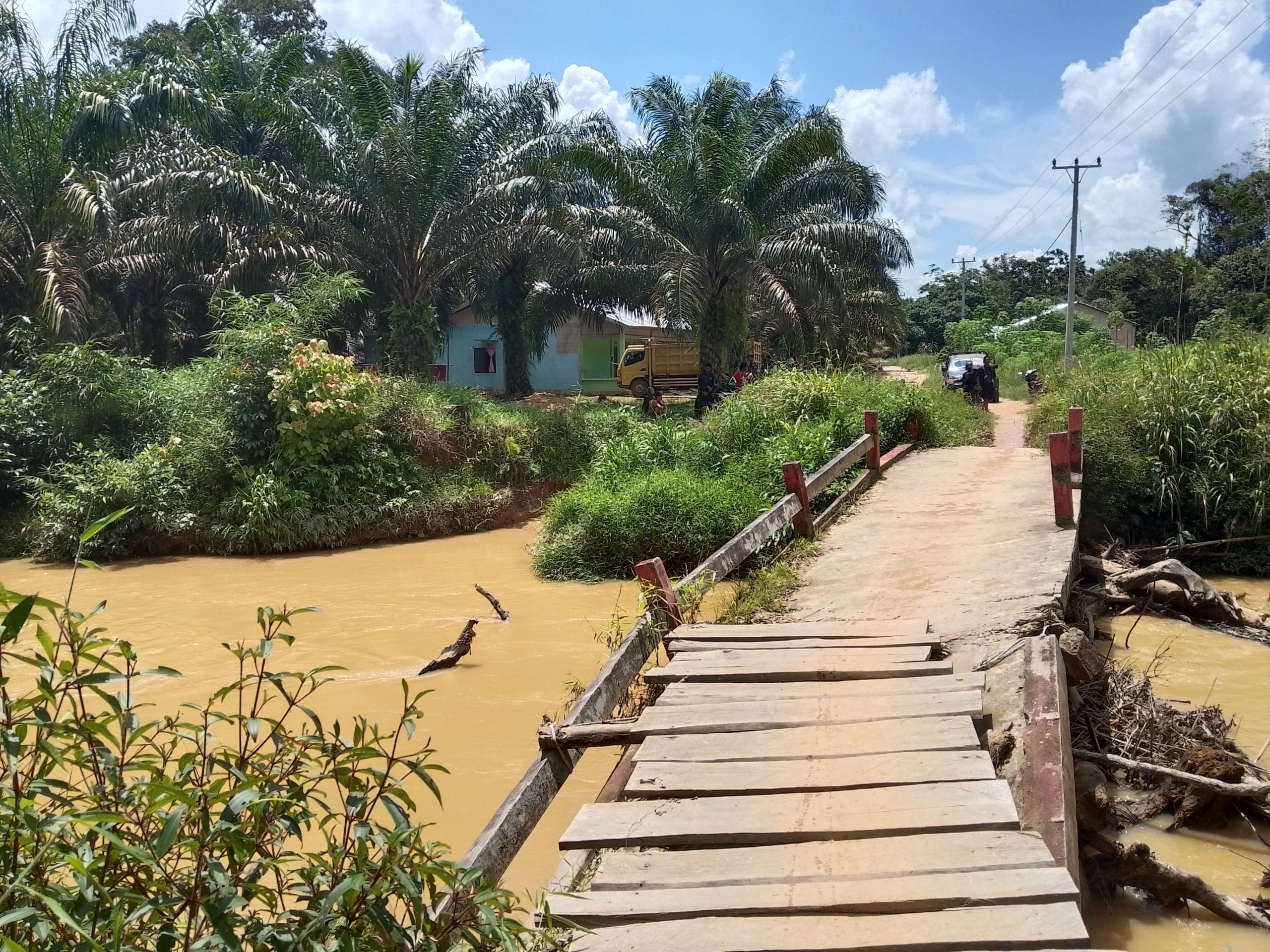 Miris…!! Warga Terpaksa Terjang Banjir