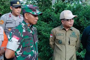 Bupati Sambas Turun Langsung Tinjau Jembatan Rusak