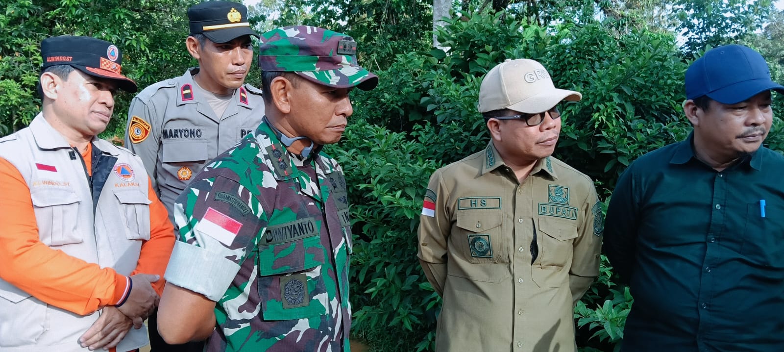 Bupati Sambas Turun Langsung Tinjau Jembatan Rusak